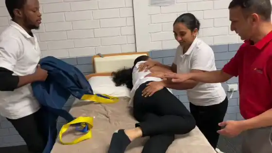 செயலில் உள்ள எங்கள் ஹெல்த் மாணவர்களுக்கு ஸ்னீக் பீக்.
